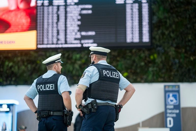 Ein Fahrzeug der Bundespolizei am Flughafen.