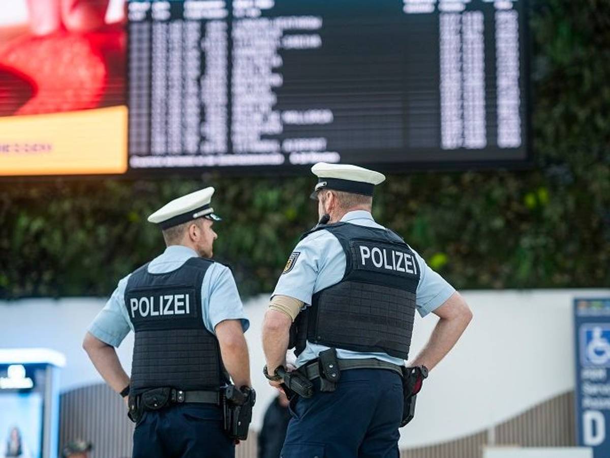 Ein Fahrzeug der Bundespolizei am Flughafen.