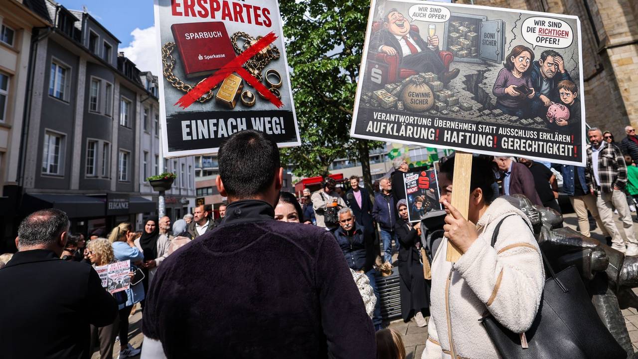 Protestkundgebung zum Sparkasseneinbruch in Gelsenkirchen