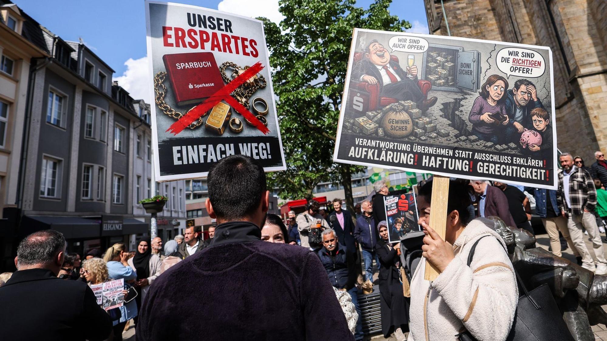 Protestkundgebung zum Sparkasseneinbruch in Gelsenkirchen