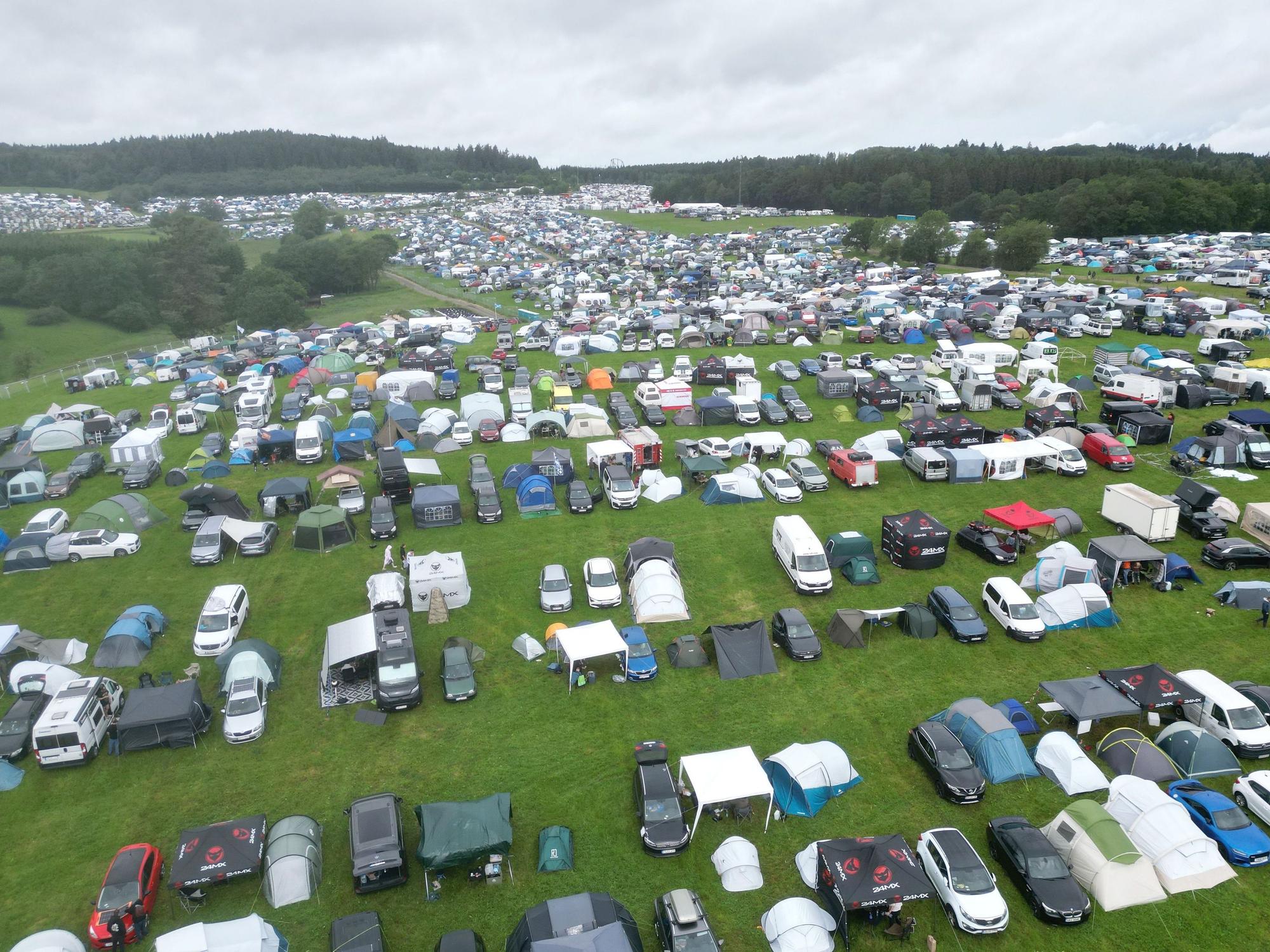 Rock am Ring: Camper beziehen das Campinggelände am Nürburgring.