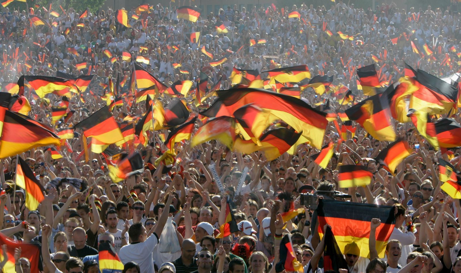 Schlaaaaand hatte seine Hochzeit: Fans feiern 2006 am Hamburger  Heiligengeistfeld. (Bild: 2006 Getty Images/Friedemann Vogel)
