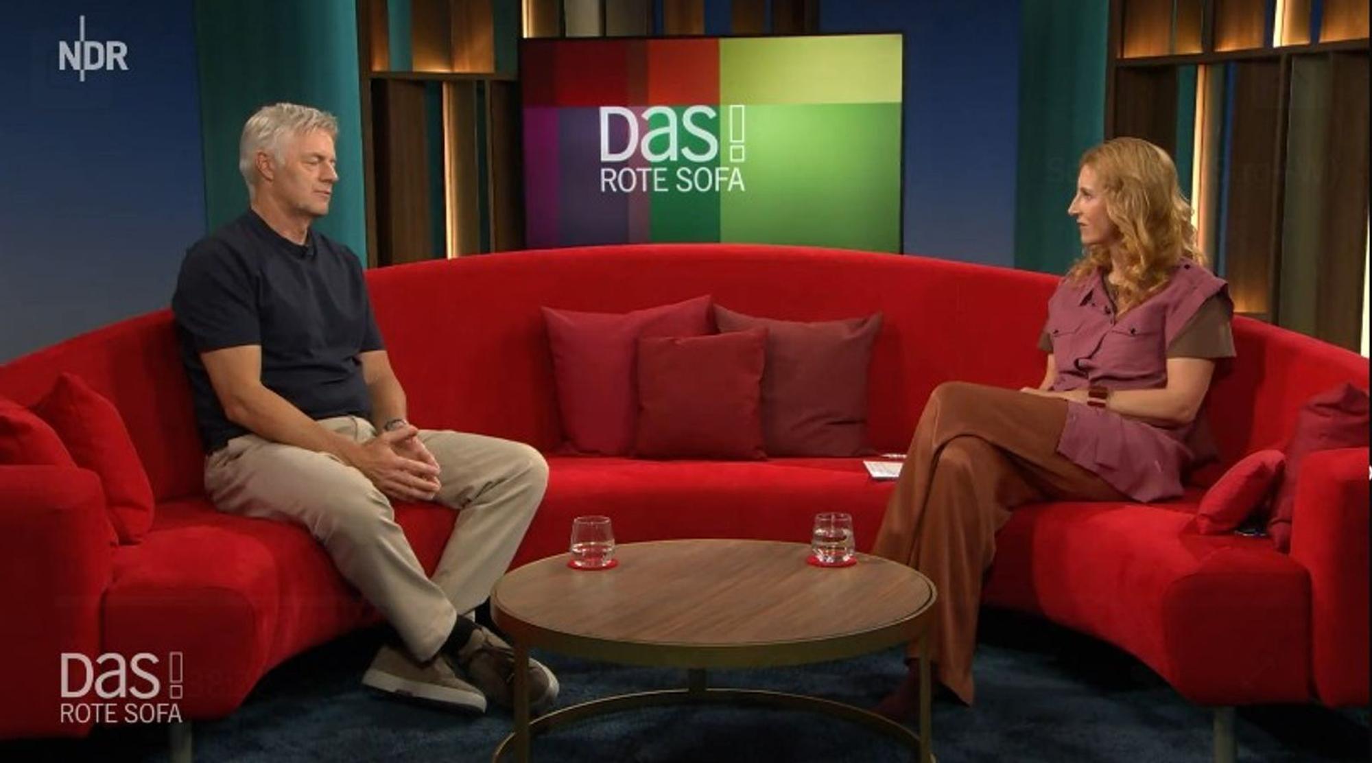 In der NDR-Sendung „Das! Rote Sofa“ hat Kommentator Tom Bartels erzählt, wie er den Sieg der deutschen Nationalmannschaft 2014 erlebt hat. (Bild: ARD/NDR)