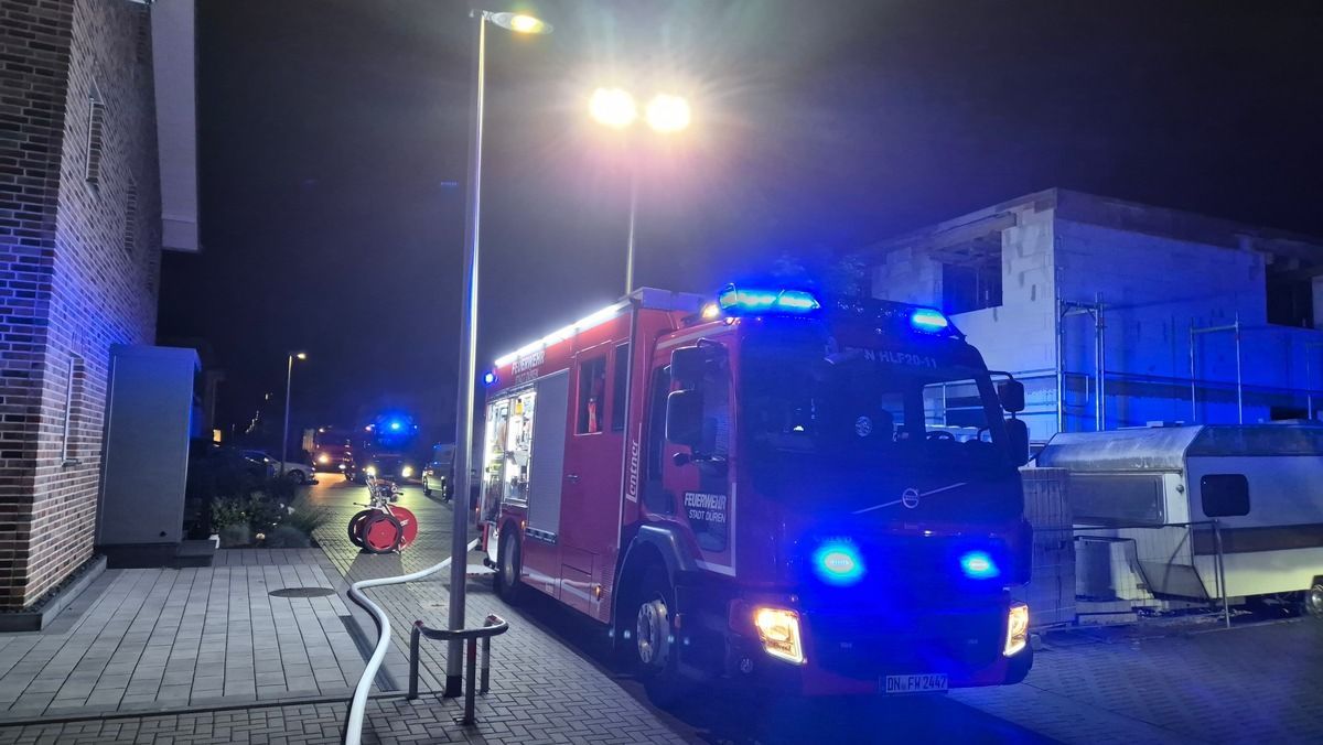 Feuer in Einfamilienhaus in Düren, fünf Personen gerettet.