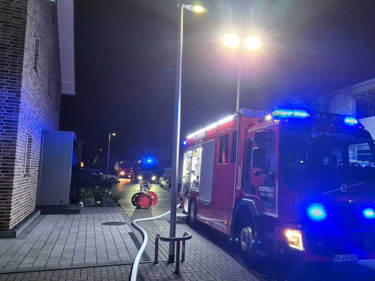 Feuer in Einfamilienhaus in Düren, fünf Personen gerettet.