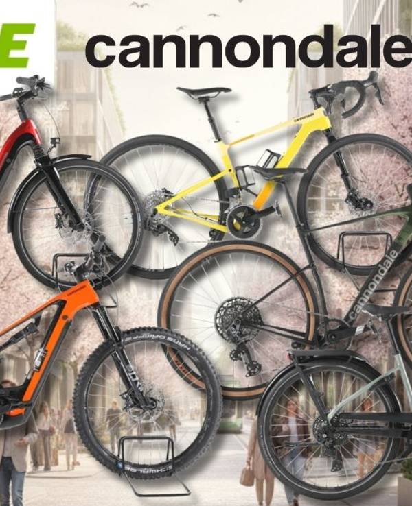Collage von fünf Cannondale E-Bikes und Fahrrädern in verschiedenen Farben (Rot-Schwarz, Gelb-Weiß, Orange, Dunkelgrün, Hellgrün-Grau) vor einem frühlingshaften Stadtpanorama mit Kirschblüten. Links oben das grüne Rebike-Logo und das schwarze Cannondale-Logo. Rechts oben roter Button mit der Aufschrift „Bis -60 % Rabatt zur UVP".