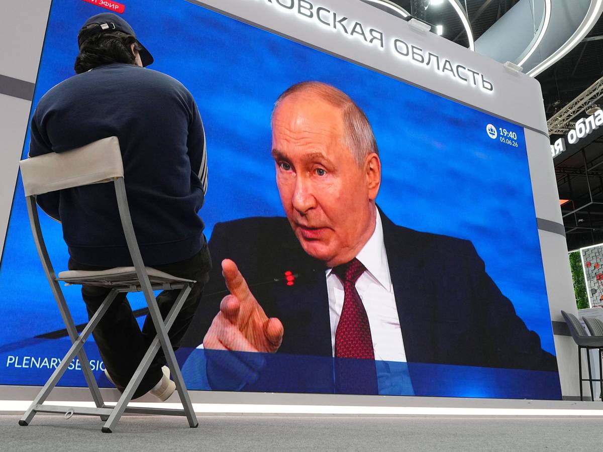 Wladimir Putin spricht auf einer Leinwand.