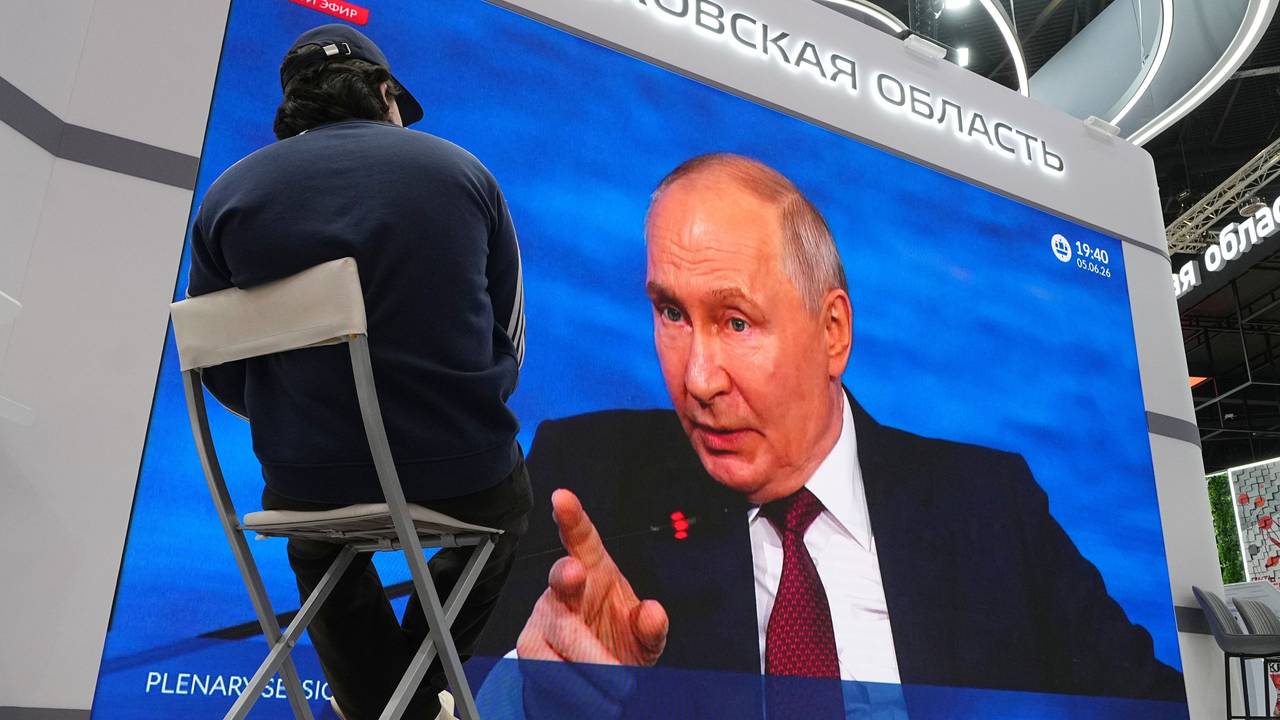 Wladimir Putin spricht auf einer Leinwand.