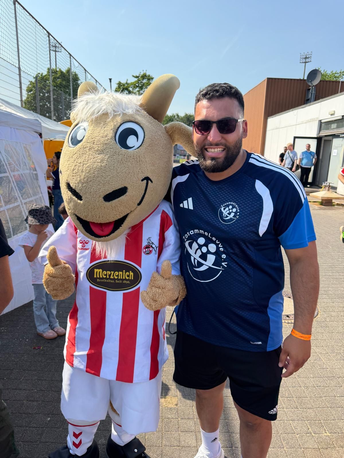 Organisator Gökhan Erdek mit dem FC-Maskottchen