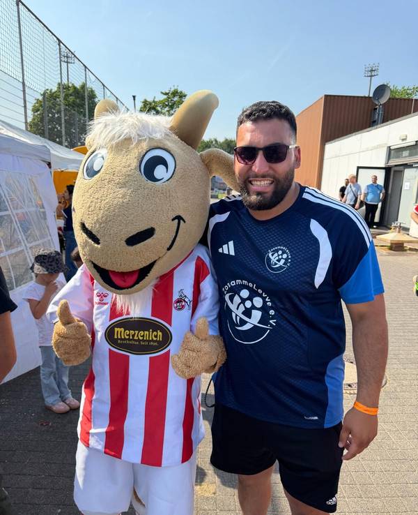 Organisator Gökhan Erdek mit dem FC-Maskottchen