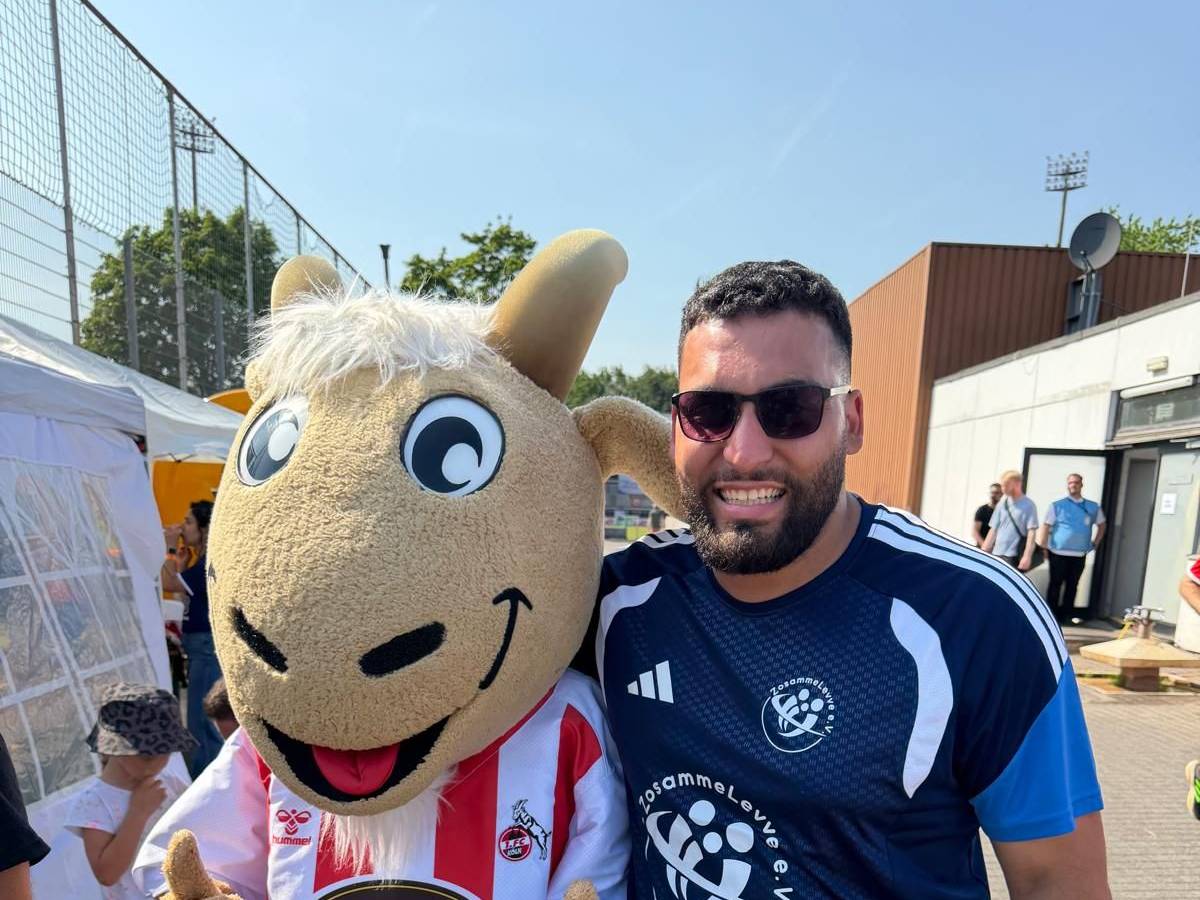 Organisator Gökhan Erdek mit dem FC-Maskottchen