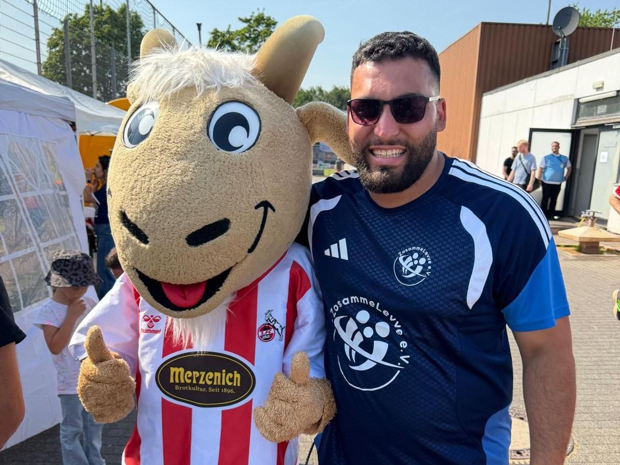 Organisator Gökhan Erdek mit dem FC-Maskottchen