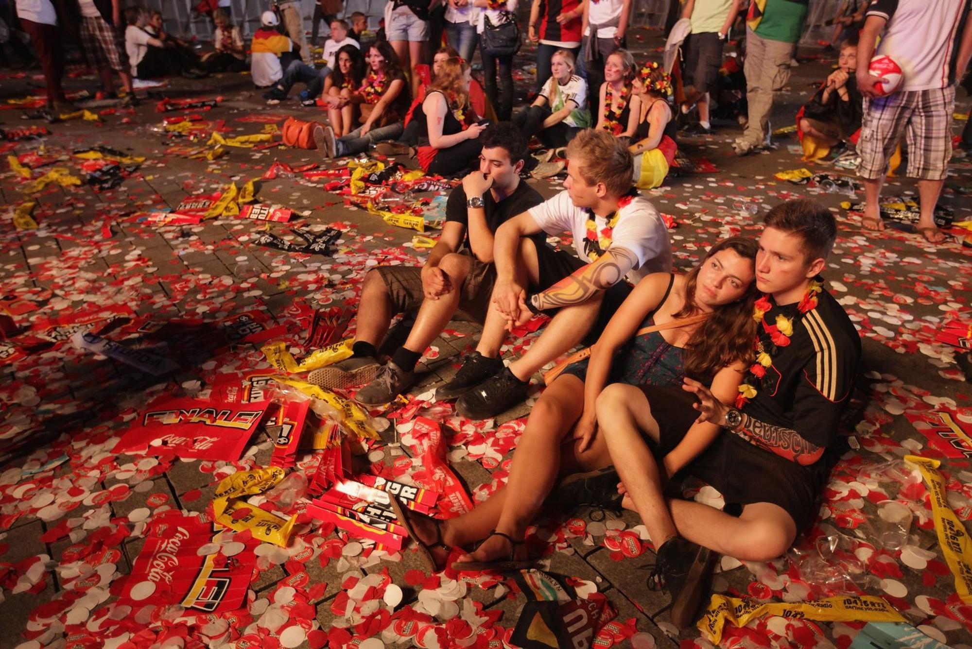 2012, nach Mario Balotelli und der 1:2-Halbfinalniederlage gegen Italien: Am Brandenburger Tor suchen deutsche Fans Trost. (Bild: Sean Gallup/Getty Images)