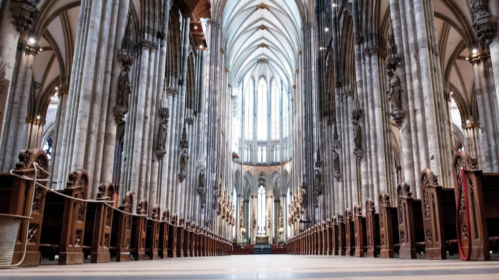 Blick in den Innenraum des Kölner Doms: Der Besuch kostet künftig Eintritt.
