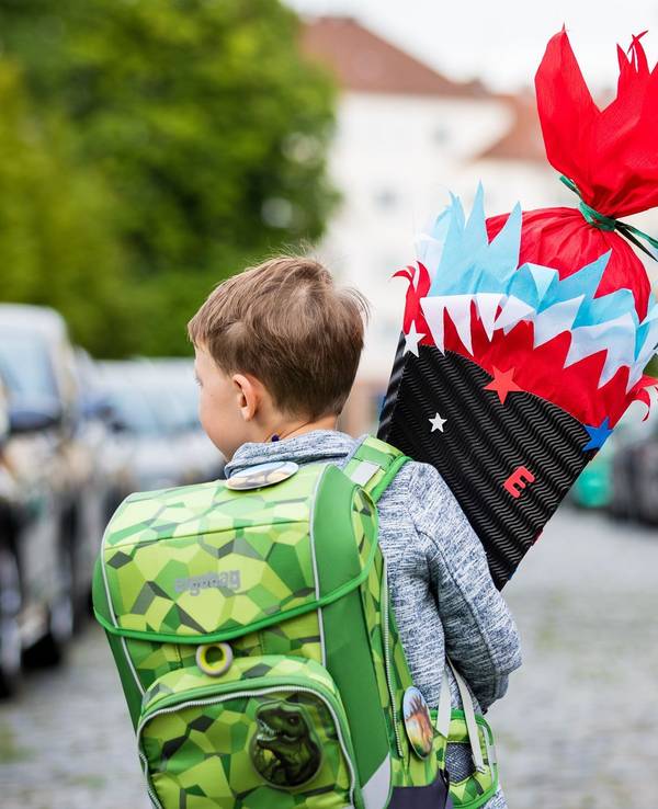 Erstklässler mit Ranzen und Schultüte