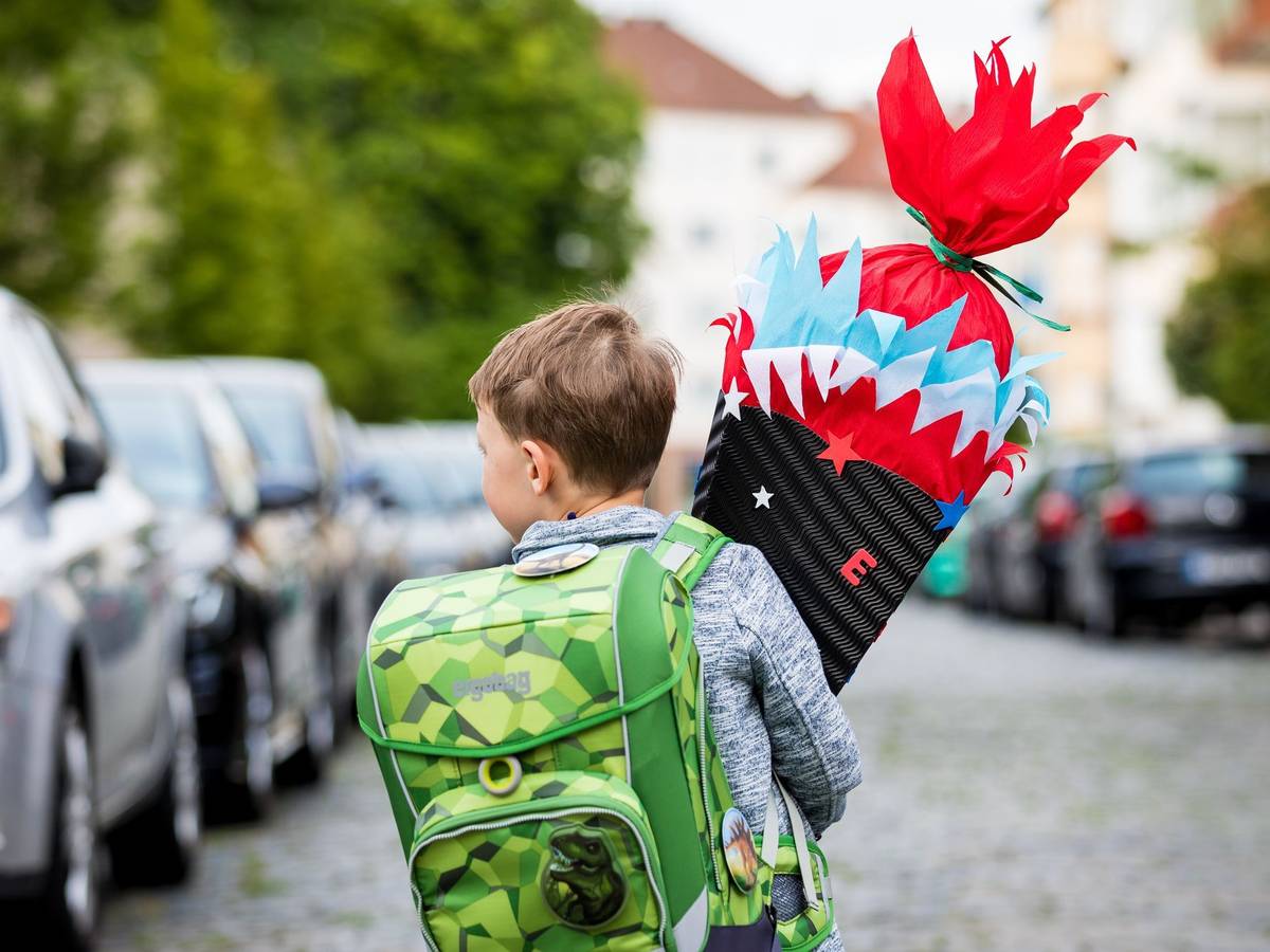 Erstklässler mit Ranzen und Schultüte