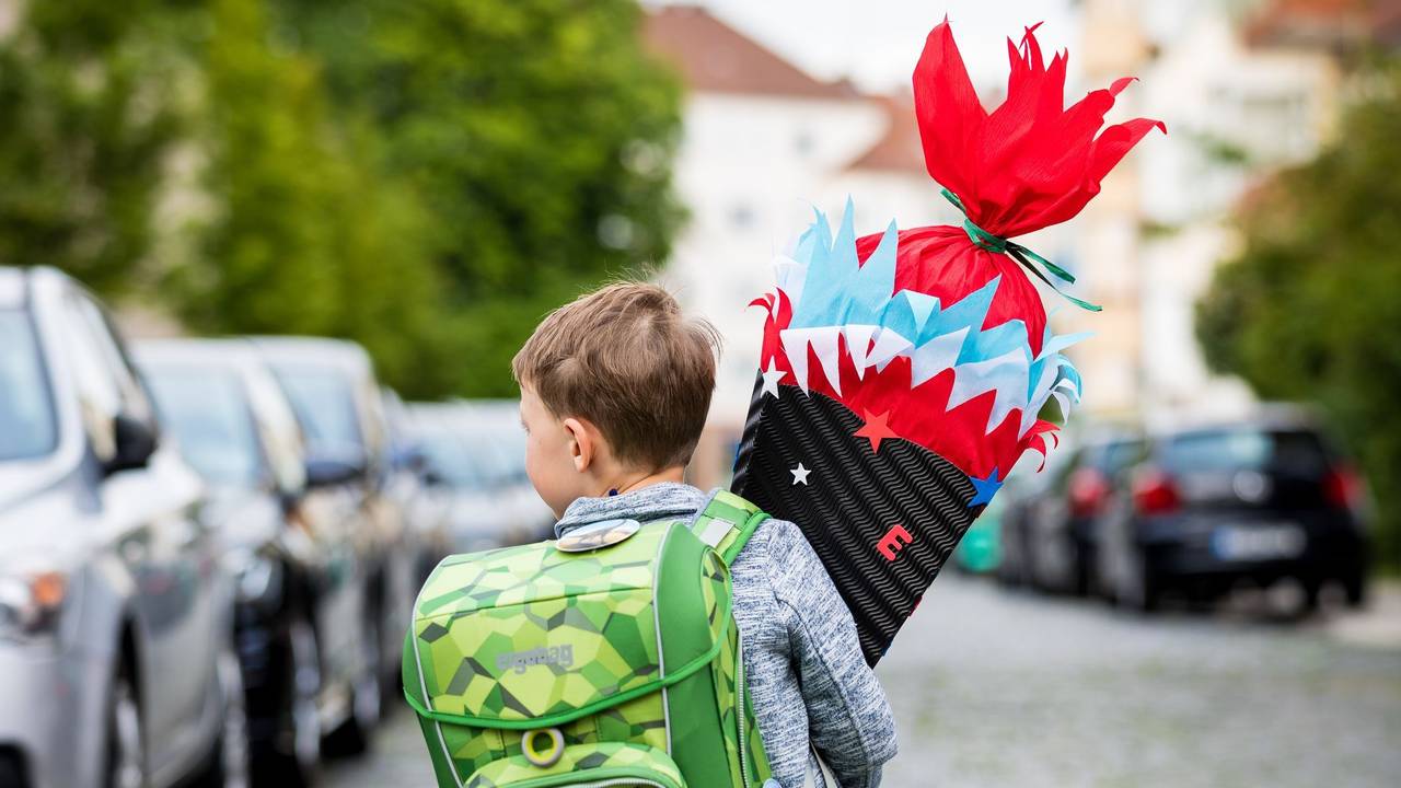 Erstklässler mit Ranzen und Schultüte