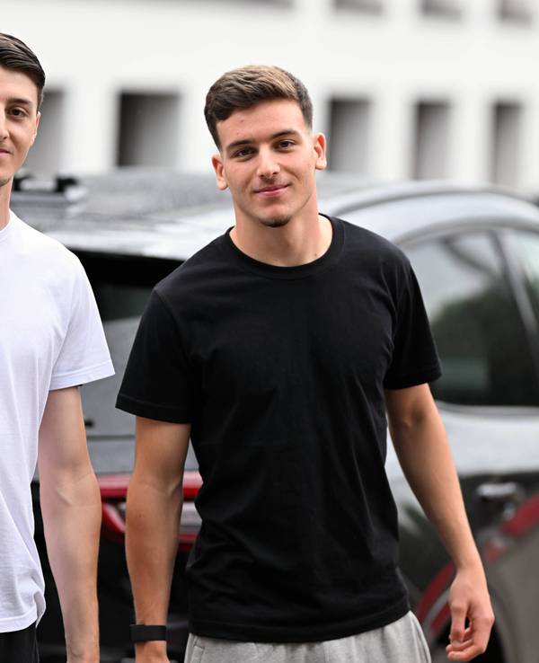 Happy im Juli 2025: Malek und Said El Mala beim 1. FC Köln am Geißbockheim. Ob sie eine weitere Saison bleiben, wird sich zeigen.