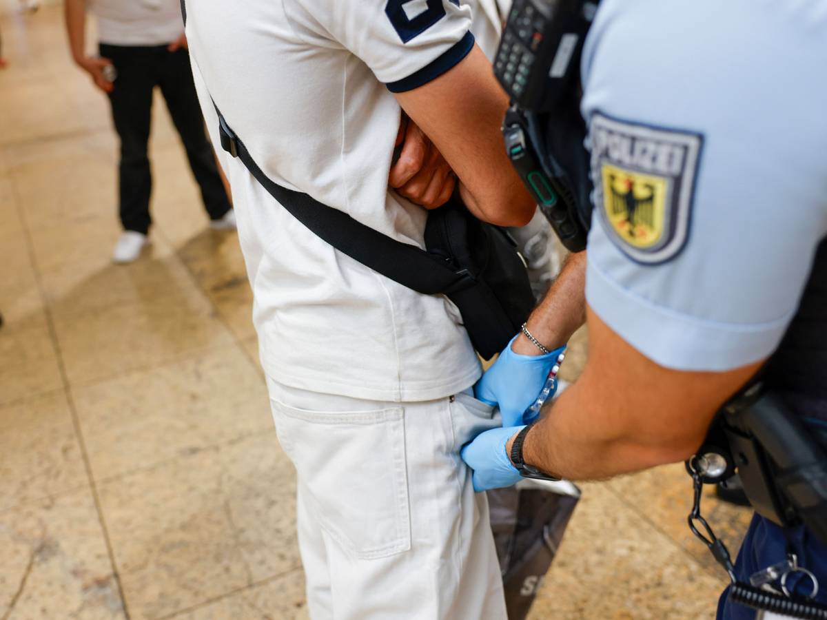 Ein Mann griff in Köln Bundespolizisten an. Das Symbolfoto zeigt Beamte der Bundespolizei, die im Hauptbahnhof Reisende auf verbotene Gegenstände kontrollieren.