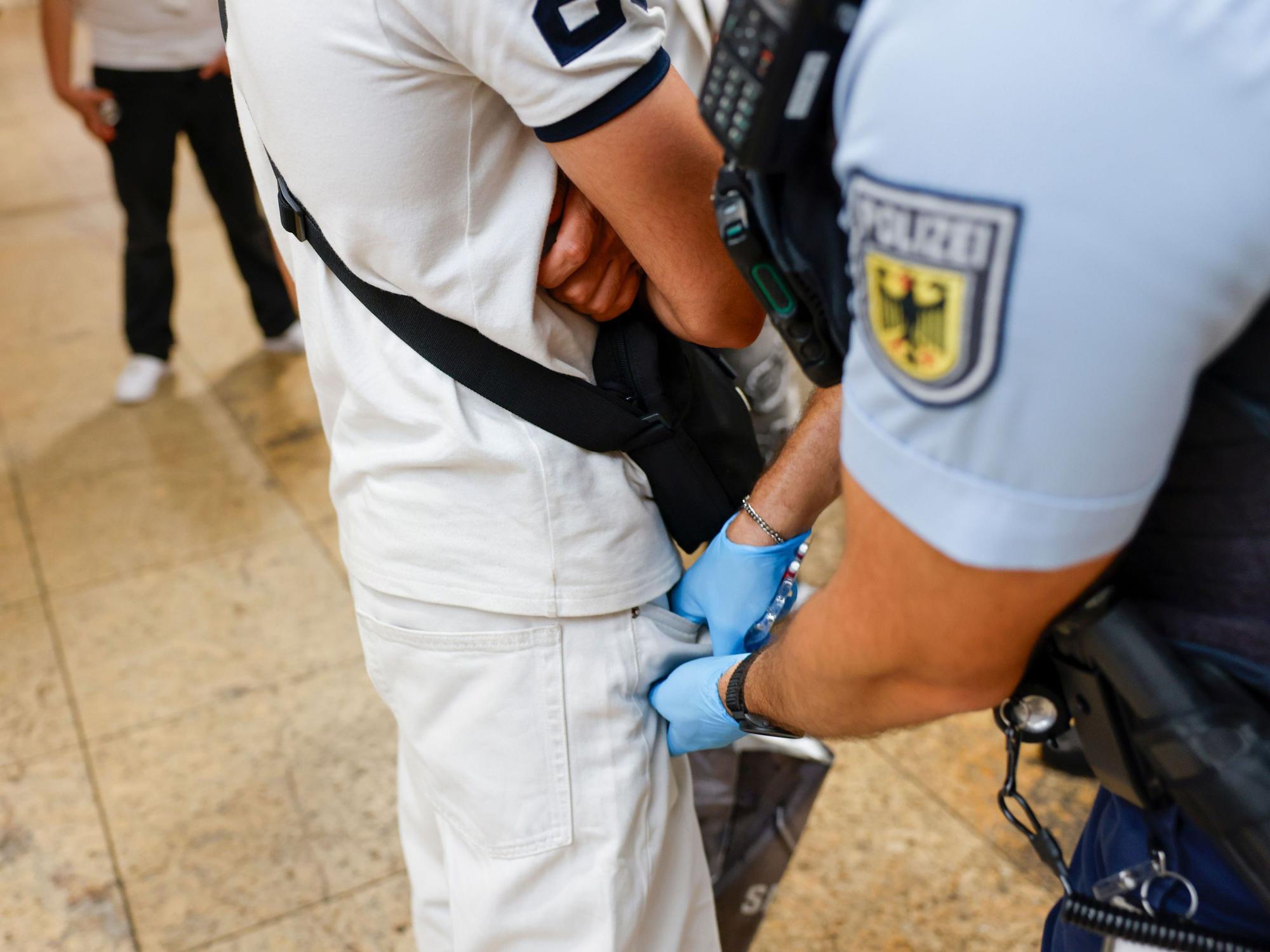 Ein Mann griff in Köln Bundespolizisten an. Das Symbolfoto zeigt Beamte der Bundespolizei, die im Hauptbahnhof Reisende auf verbotene Gegenstände kontrollieren.
