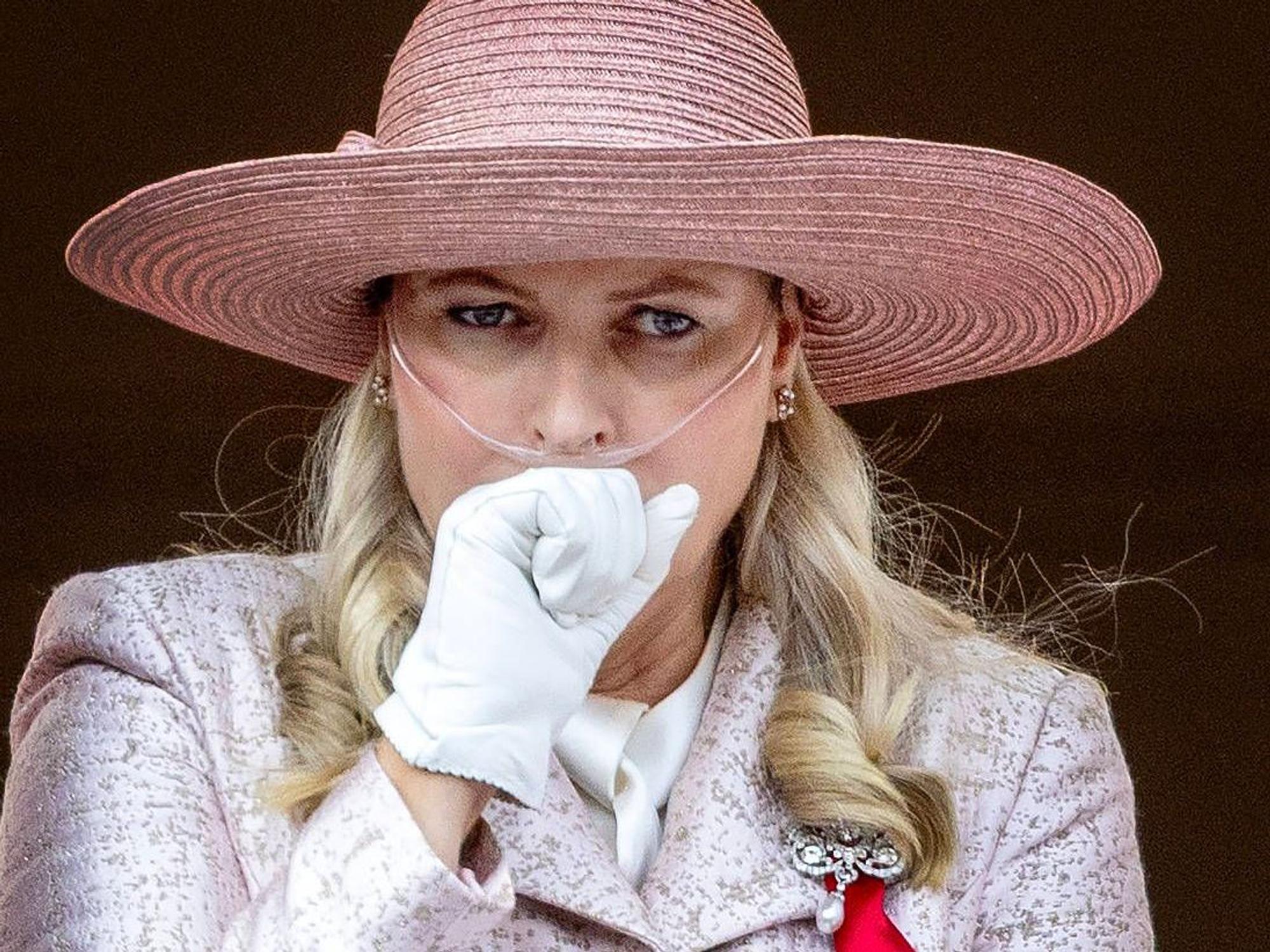 Mette-Marit hustet.