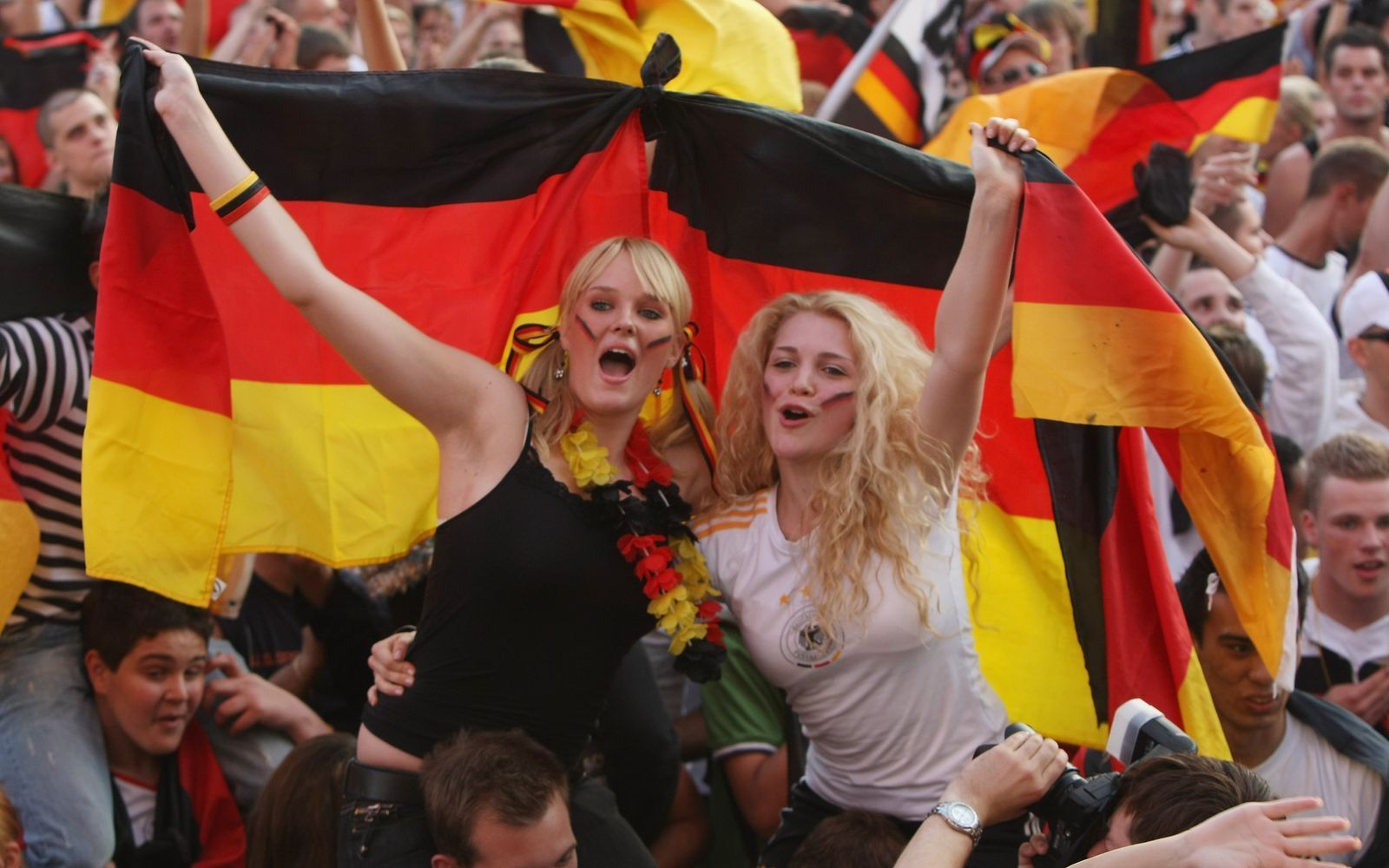 Die Stimmung kocht am Brandenburger Tor in Berlin: Deutsche Fans auf der Fanmeile beim Finale der EM 2008 zwischen Deutschland und Spanien. So schön wie es mal war, wird es nie wieder. Oder etwa doch? Deutschland könnte ein wenig Euphorie gebrauchen. (Bild: 2008 Getty Images/Sean Gallup)