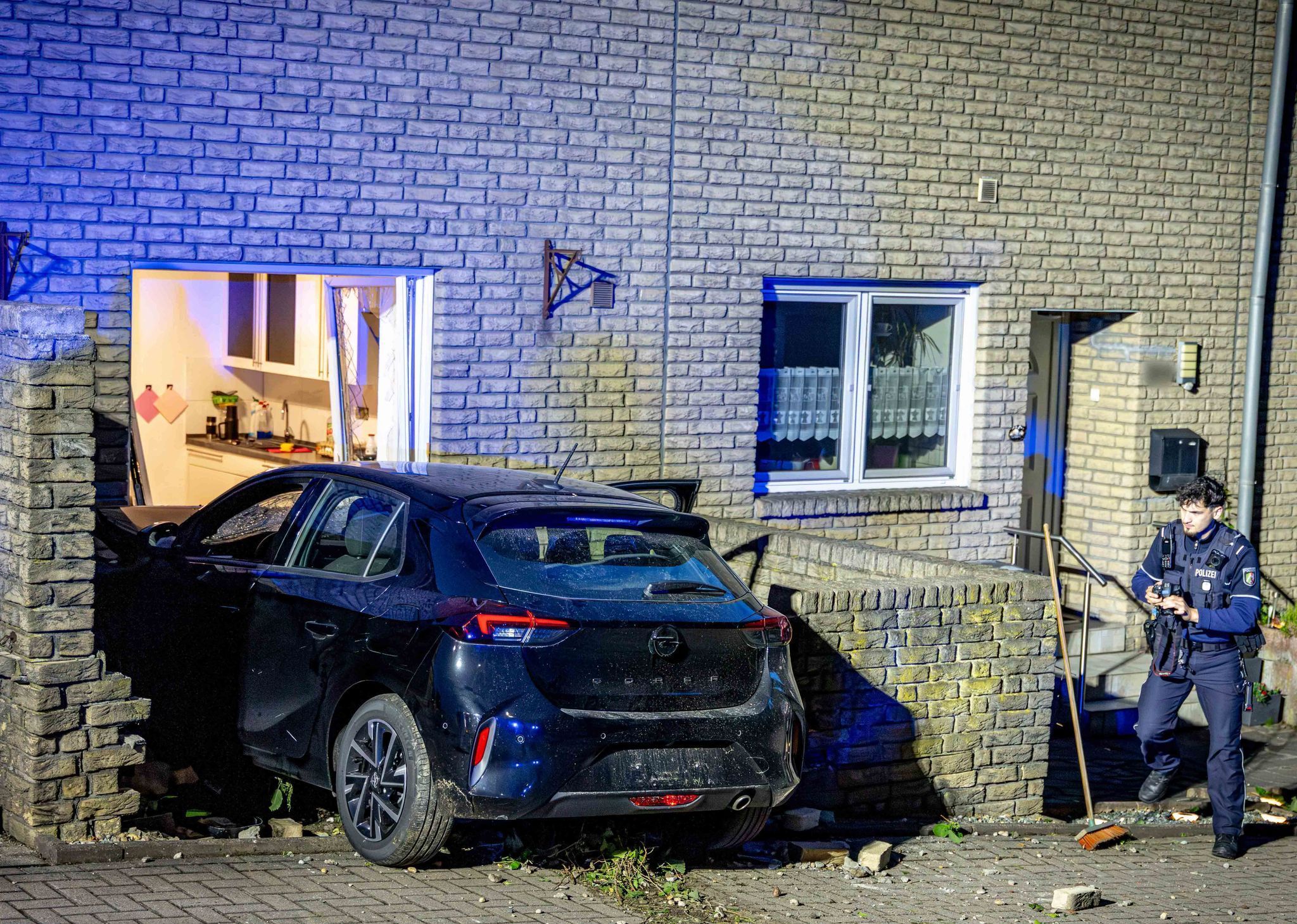 Auto durchbricht Hauswand