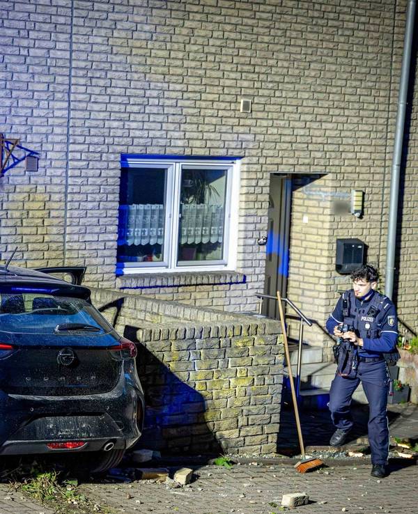 Auto durchbricht Hauswand