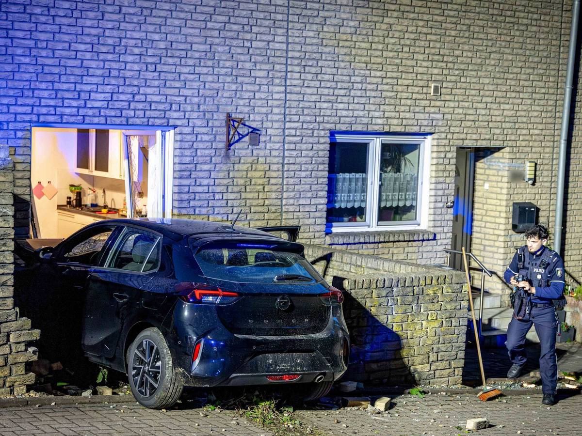 Auto durchbricht Hauswand