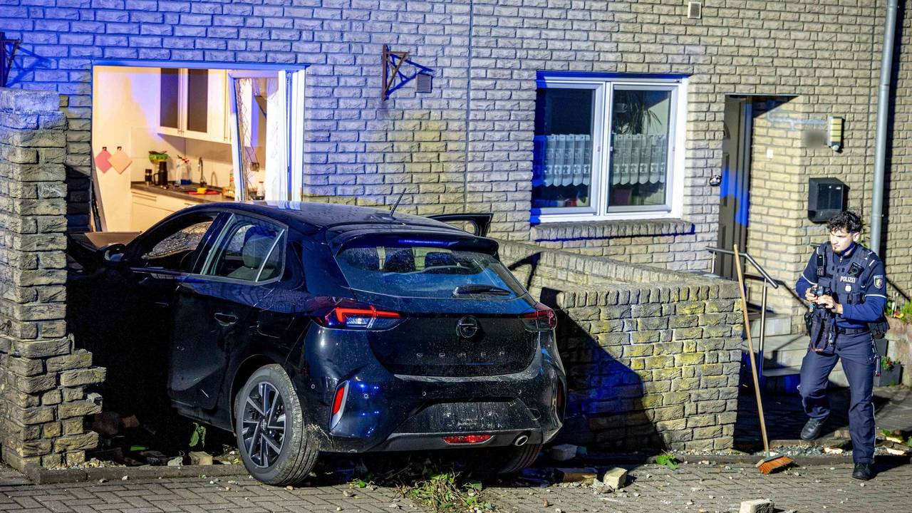 Auto durchbricht Hauswand