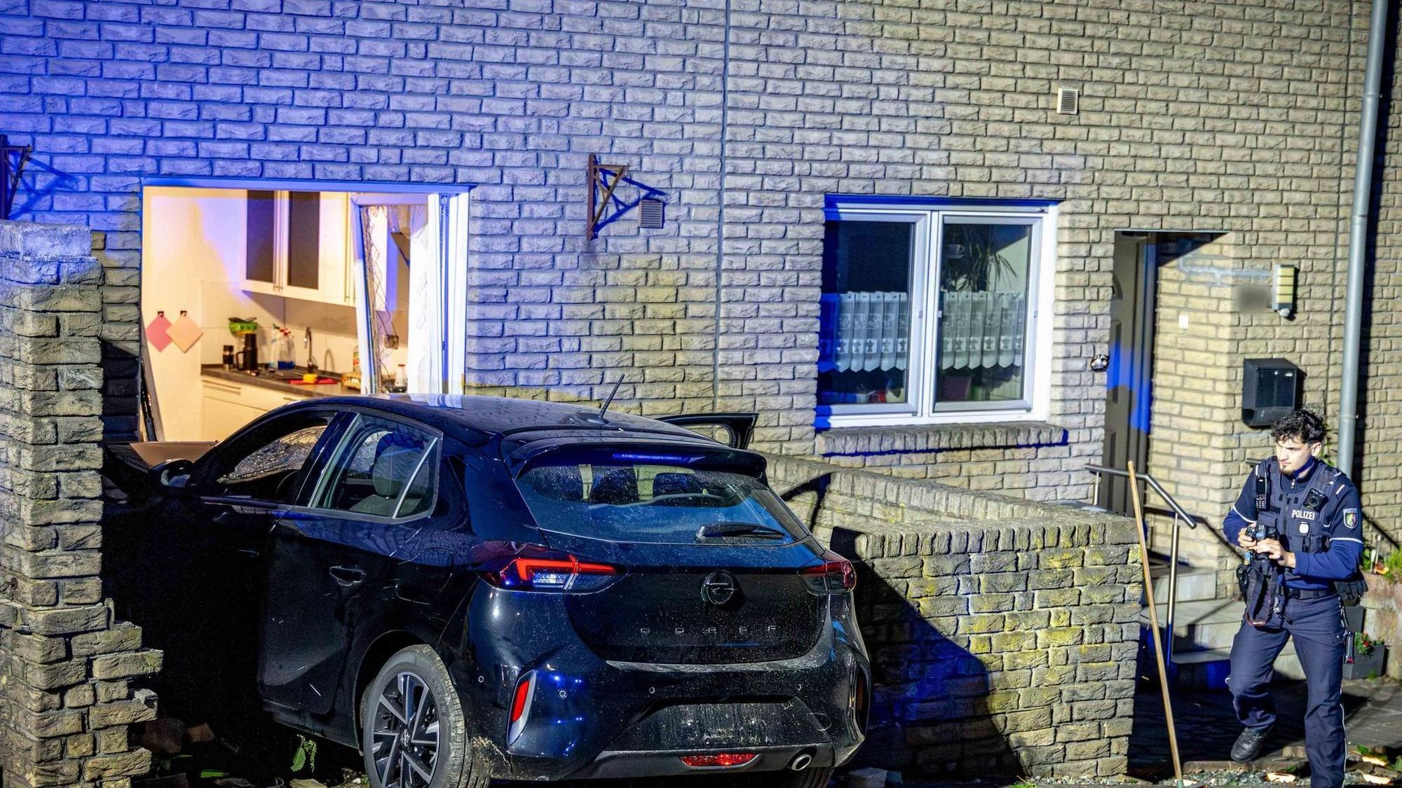 Auto durchbricht Hauswand