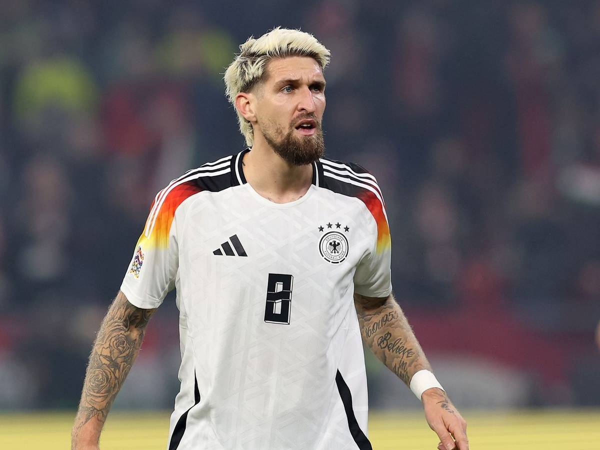 Bei der Fußball-WM steht Robert Andrich nicht auf, sondern neben dem Platz: als Experte für MagentaTV. (Bild: Getty Images / Alexander Hassenstein)