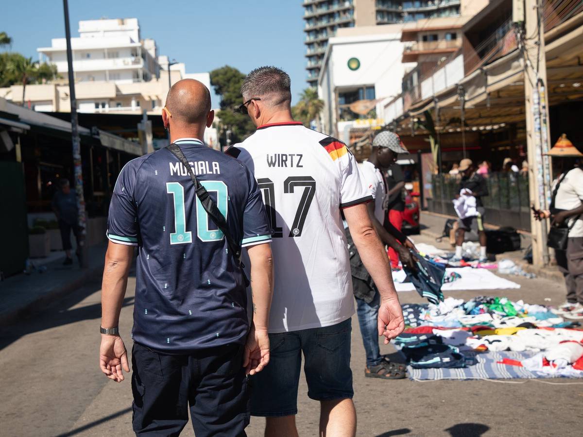 Verkauf gefälschter Trikots auf der Straße