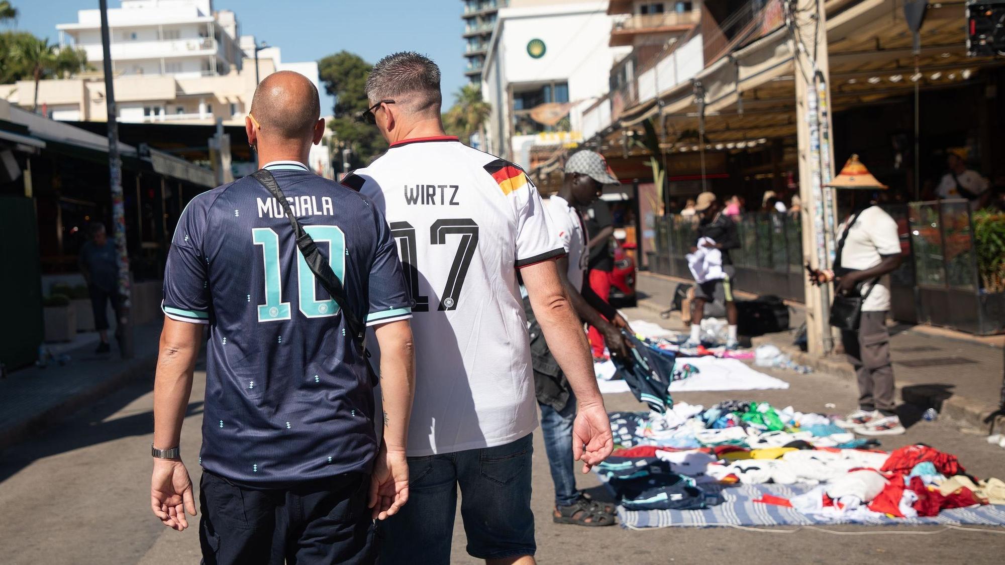 Verkauf gefälschter Trikots auf der Straße