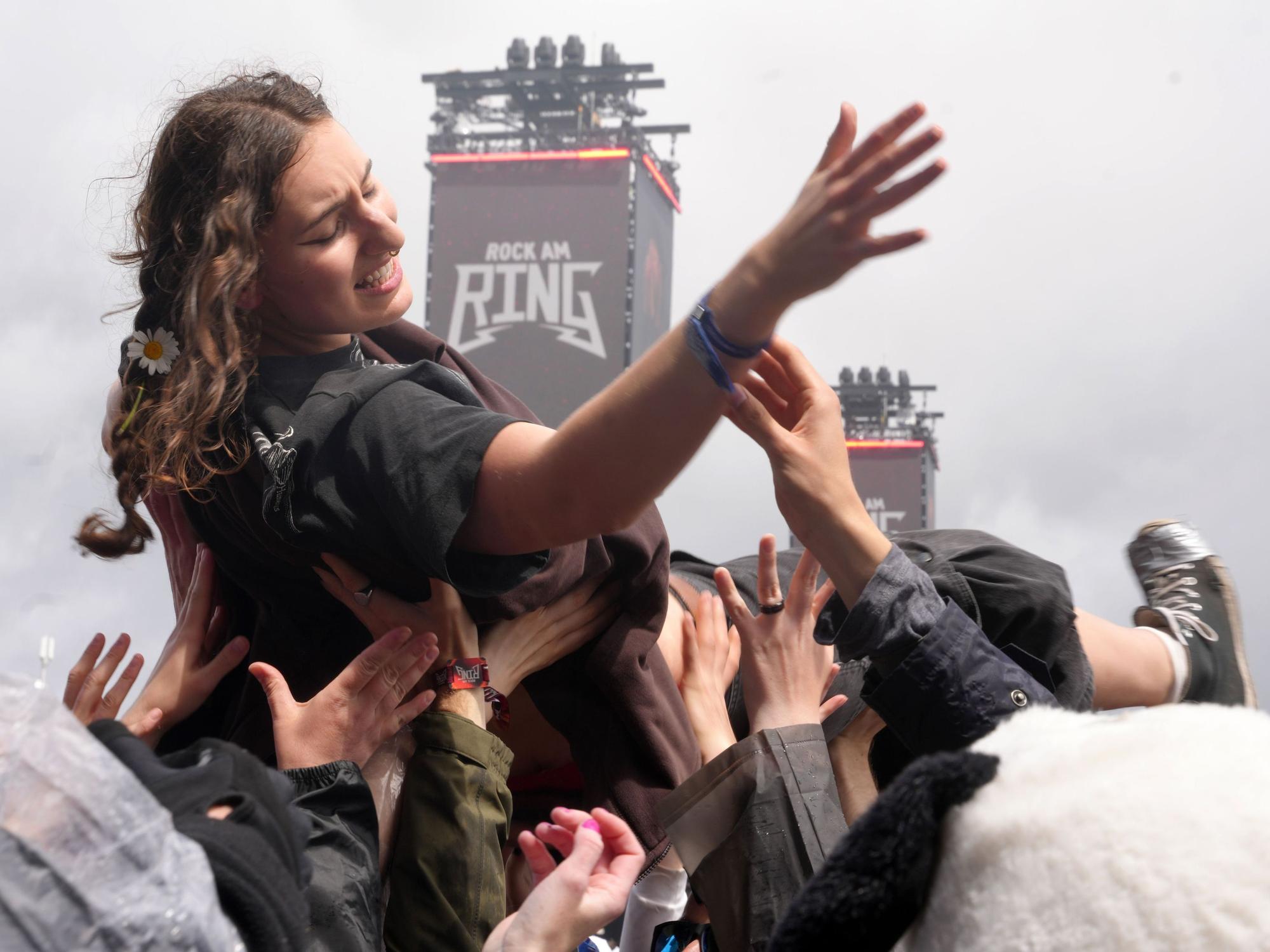 Rockfans lassen sich vor der Mandorastage über die Köpfe des Publikums tragen.