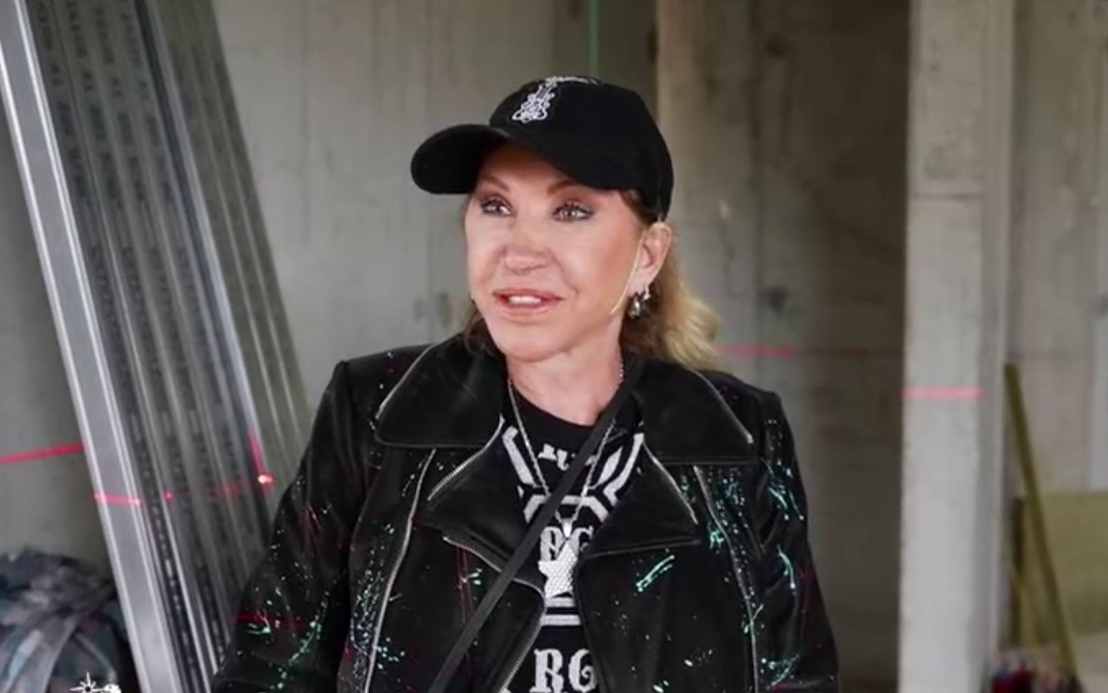 Auf der Baustelle kommt Carmen plötzlich ins Schwärmen: Der Anblick der arbeitenden Handwerker hat es ihr angetan. (Bild: RTLZWEI)