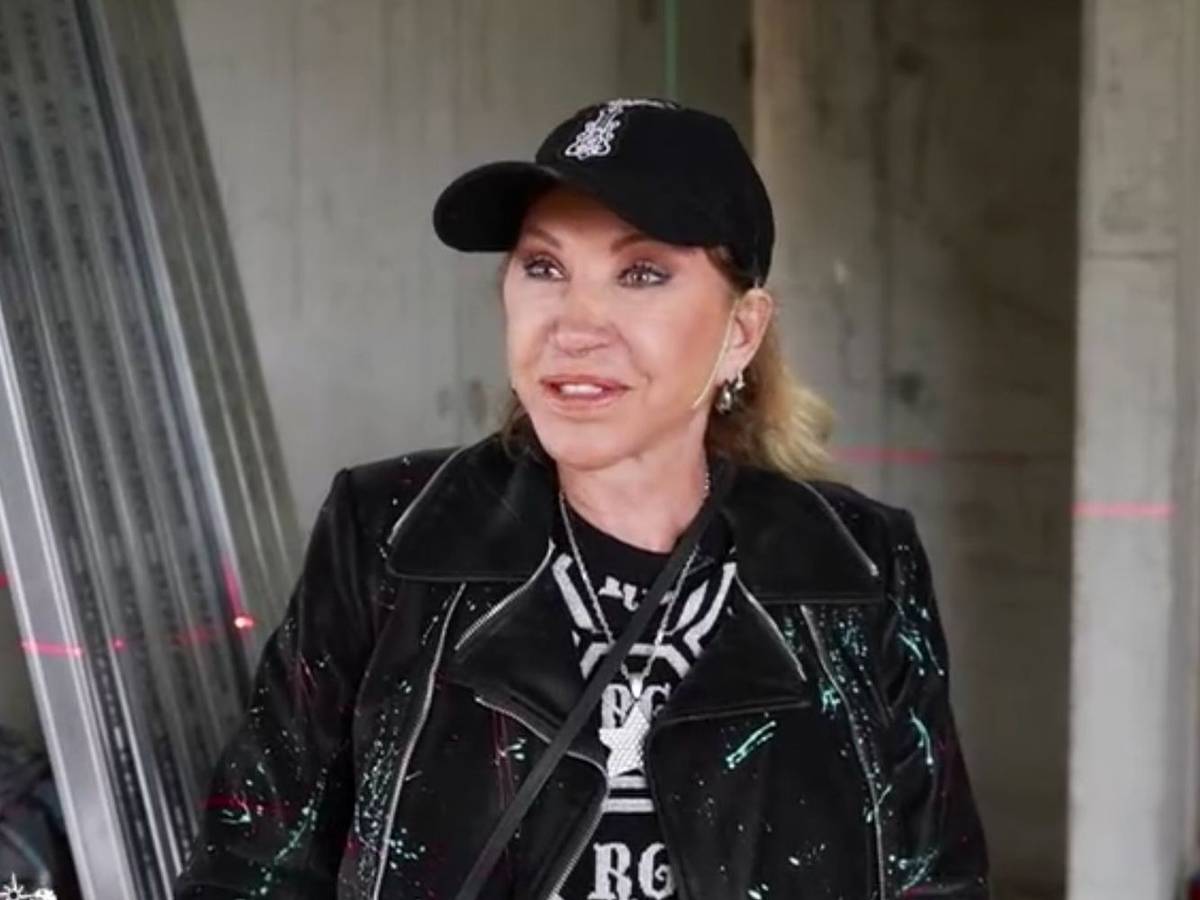 Auf der Baustelle kommt Carmen plötzlich ins Schwärmen: Der Anblick der arbeitenden Handwerker hat es ihr angetan. (Bild: RTLZWEI)