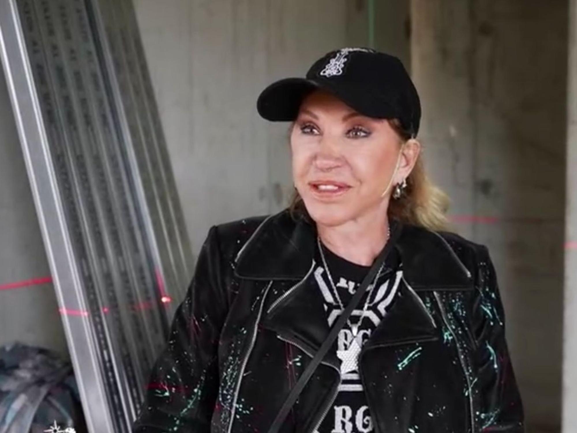 Auf der Baustelle kommt Carmen plötzlich ins Schwärmen: Der Anblick der arbeitenden Handwerker hat es ihr angetan. (Bild: RTLZWEI)
