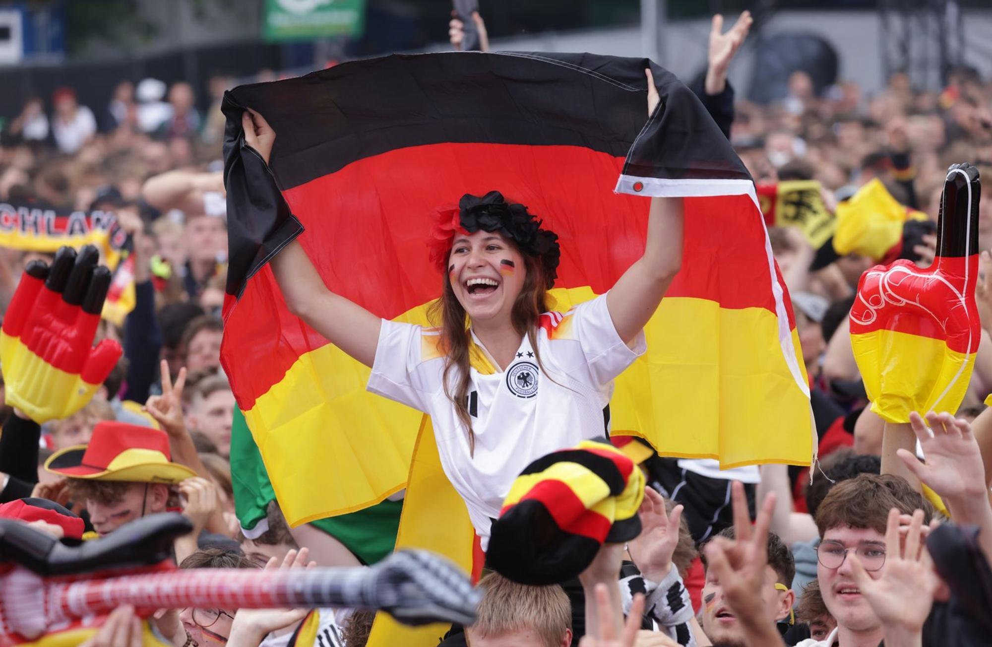 Partystimmung in Berlin bei der EURO 2024! - Diesmal wird es allerdings keine XXL-Fanmeile geben. (Bild: 2024 Getty Images/Sean Gallup)