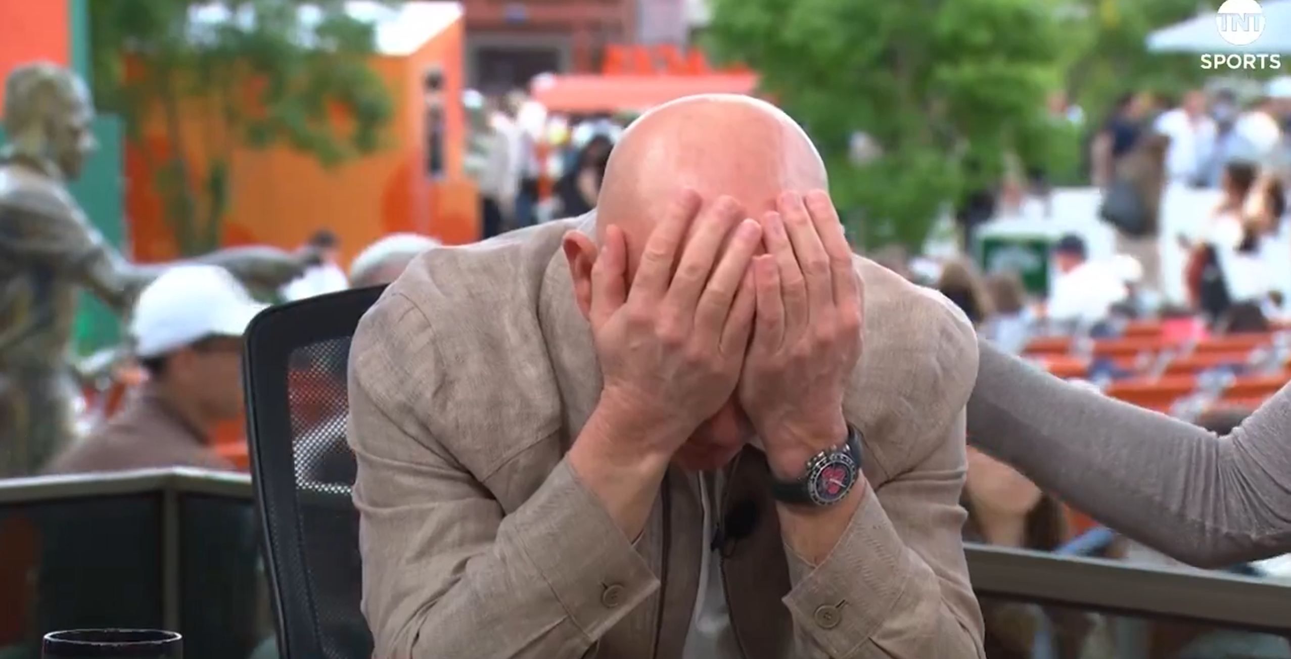 Andre Agassi vergräbt das Gesicht in den Händen.