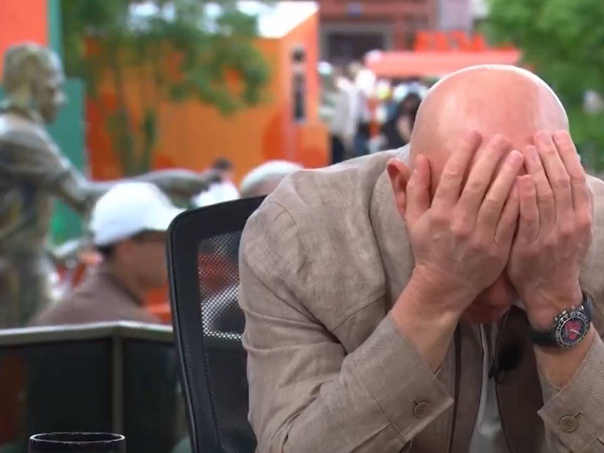 Andre Agassi vergräbt das Gesicht in den Händen.