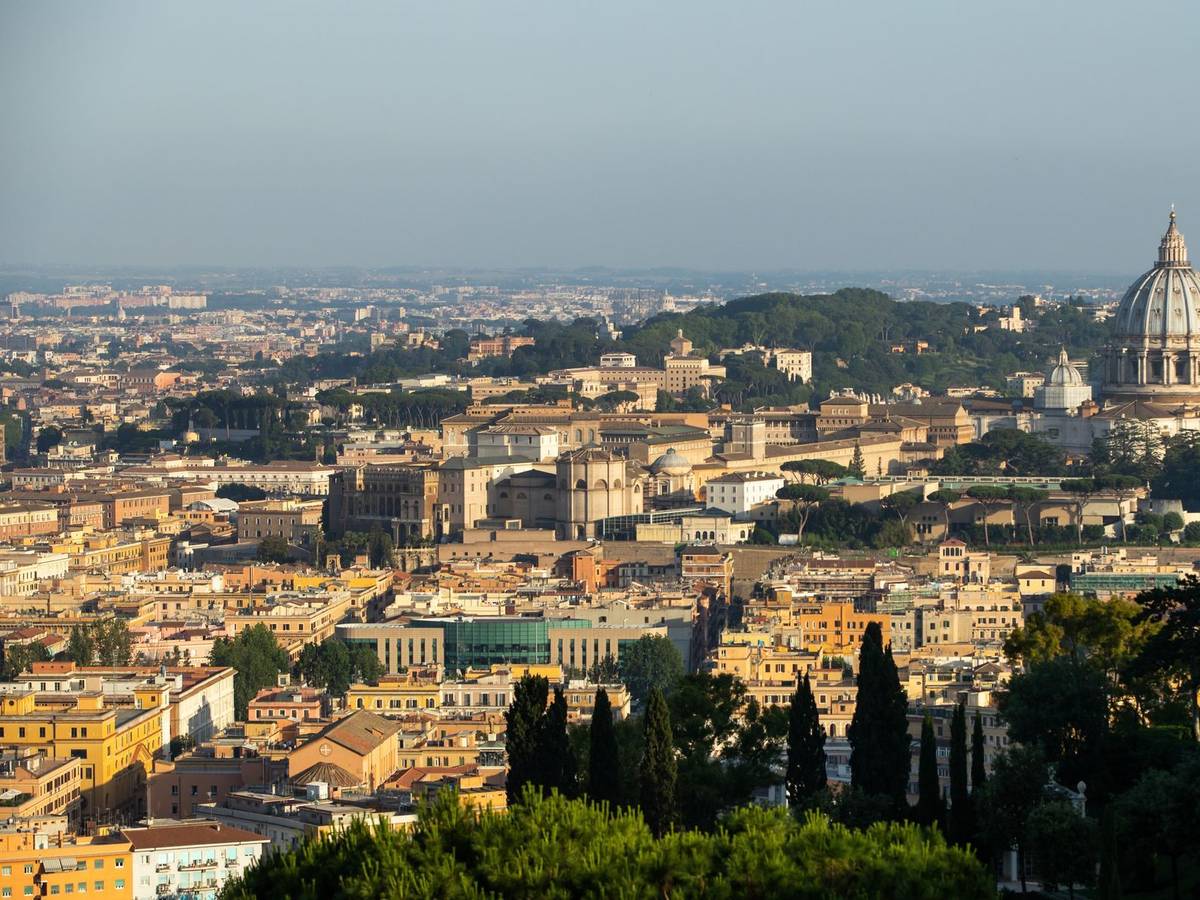 Blick auf die Kuppel des Petersdoms in Rom