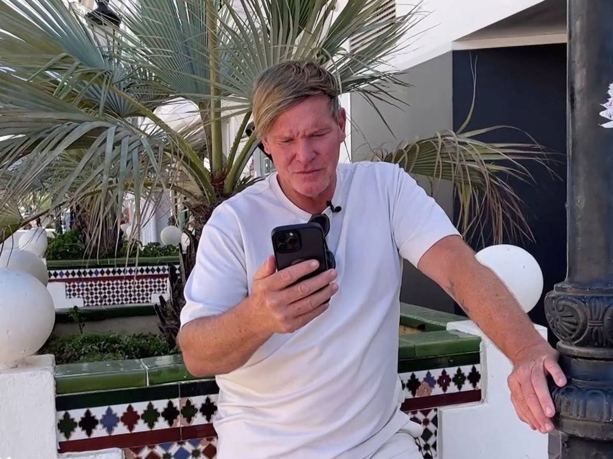 In Marbella bekommt Steff eine seltsame Nachricht. (Bild: RTL)