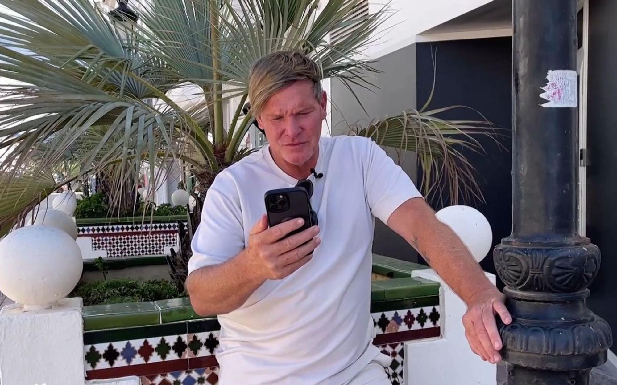 In Marbella bekommt Steff eine seltsame Nachricht. (Bild: RTL)