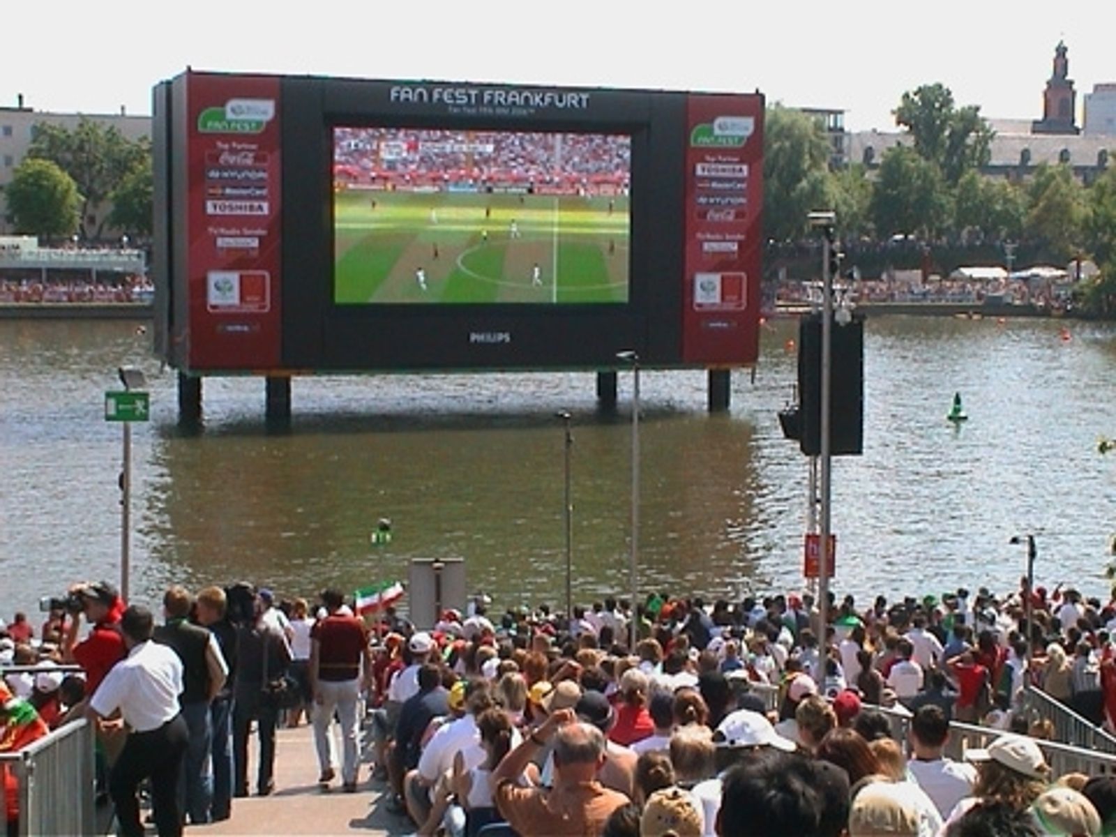 Internationales Partyflair (wie hier beim Public Viewing in der „MainArena“ 2006 in Frankfurt) - das gab es vor 20   Jahren auf einmal mitten in Deutschland. Und was passiert in diesem Jahr? (Bild: teleschau-Archiv / juwo)