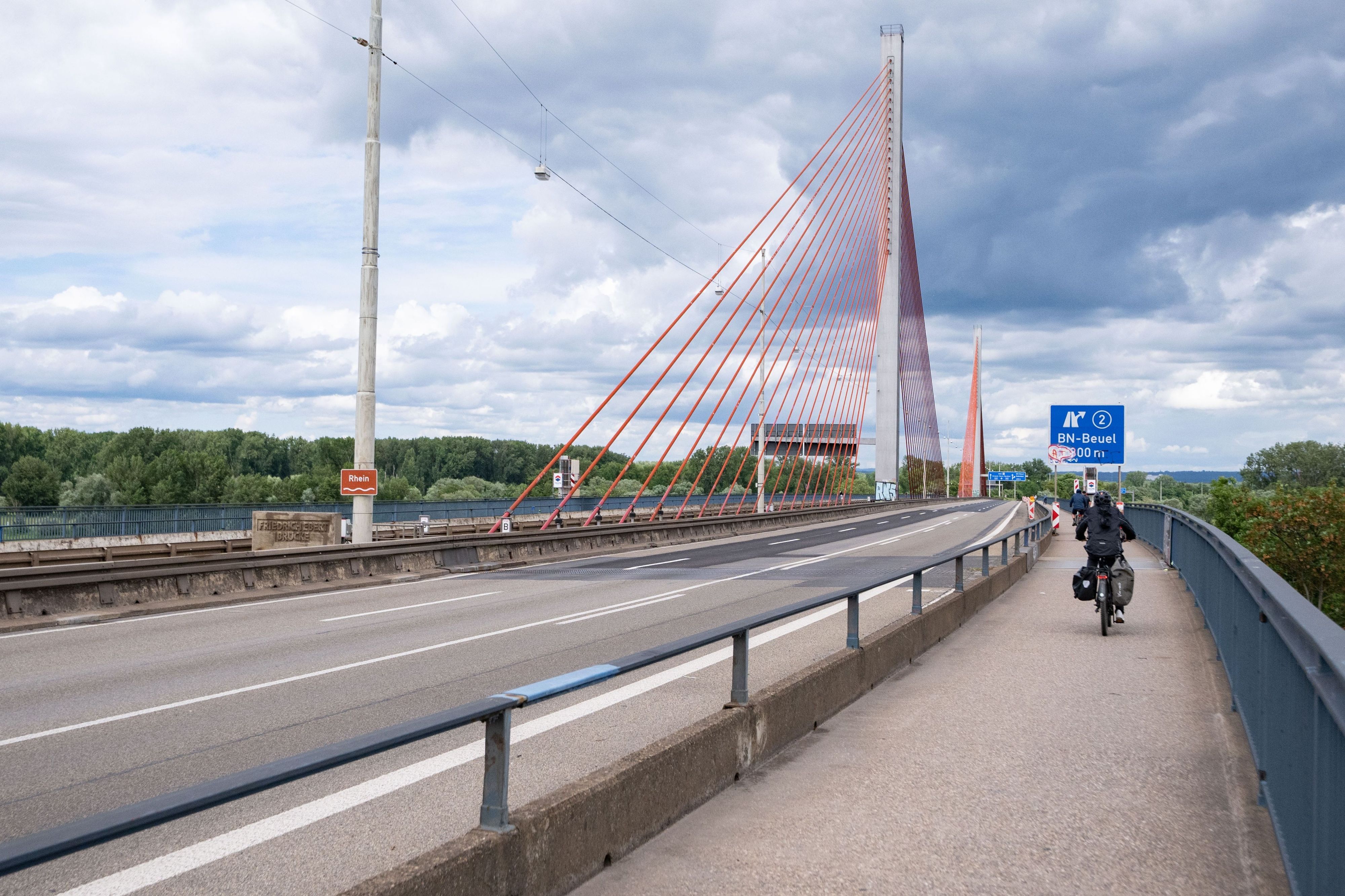Radfahrer sind auf der Friedrich-Ebert-Brücke (Rheinbrücke Nord) unterwegs. Die wichtige Ost-West-Autobahnbrücke ist ab sofort dicht.