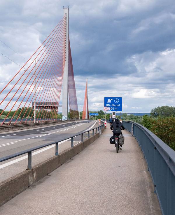 Radfahrer sind auf der Friedrich-Ebert-Brücke (Rheinbrücke Nord) unterwegs. Die wichtige Ost-West-Autobahnbrücke ist ab sofort dicht.