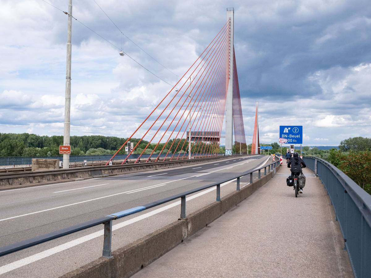 Radfahrer sind auf der Friedrich-Ebert-Brücke (Rheinbrücke Nord) unterwegs. Die wichtige Ost-West-Autobahnbrücke ist ab sofort dicht.