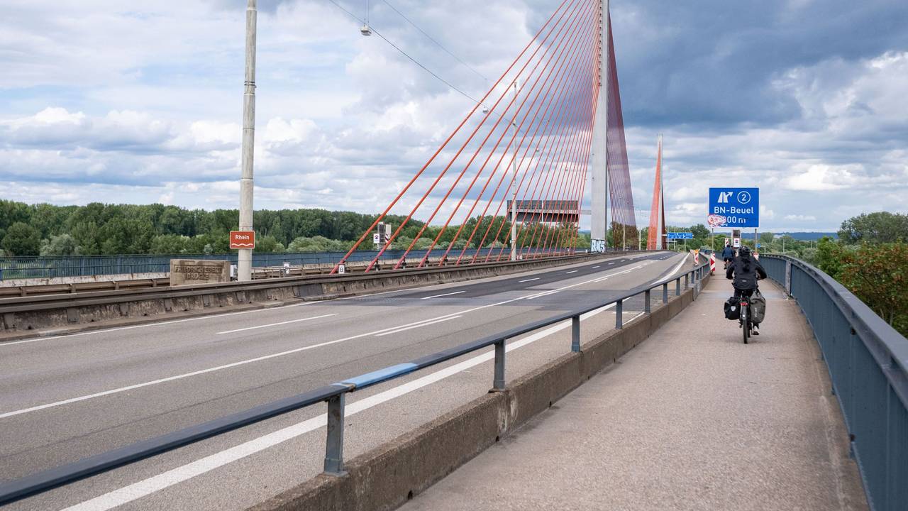 Radfahrer sind auf der Friedrich-Ebert-Brücke (Rheinbrücke Nord) unterwegs. Die wichtige Ost-West-Autobahnbrücke ist ab sofort dicht.