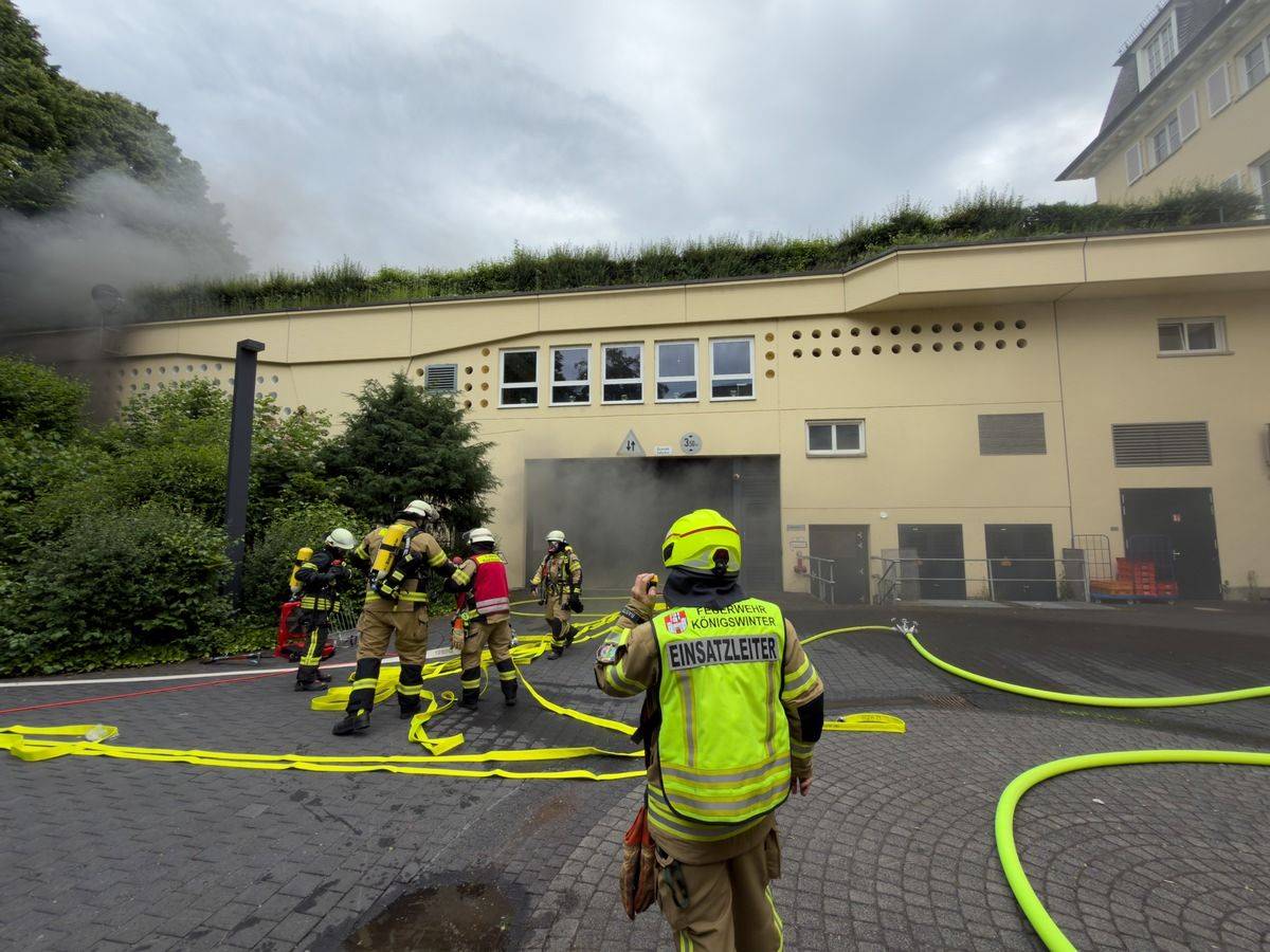 Brennende Autos in Tiefgarage in Königswinter.